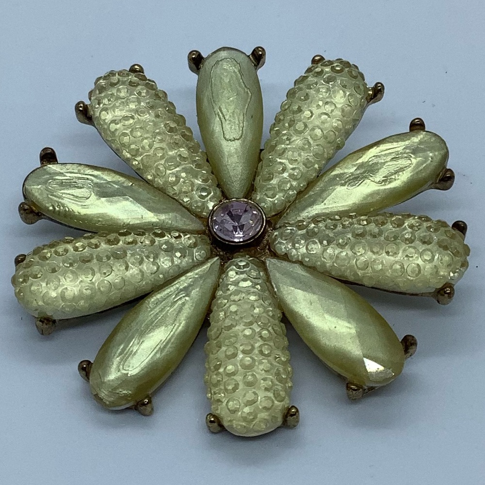 Fabulous Vintage Style Daisy Brooch